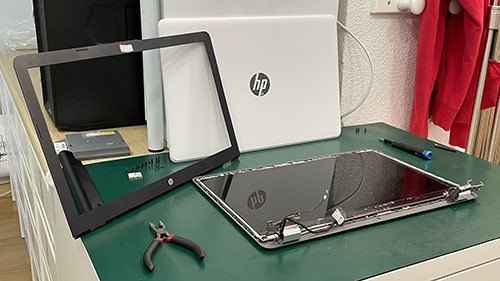 Reparación de bisagra de un ordenador