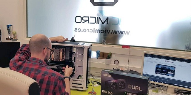 Vic Micro montando ordenador a medida