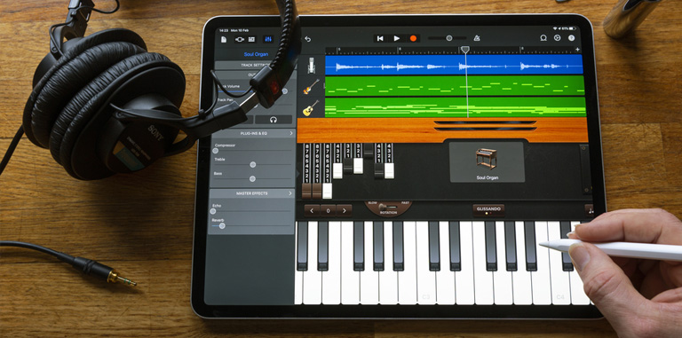 GarageBand aplicación para hacer música que se utiliza para componer una canción en un iPad Pro de Apple