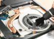 "Limpiar PC por Dentro: Persona limpiando un ventilador de un portátil