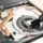 "Limpiar PC por Dentro: Persona limpiando un ventilador de un portátil