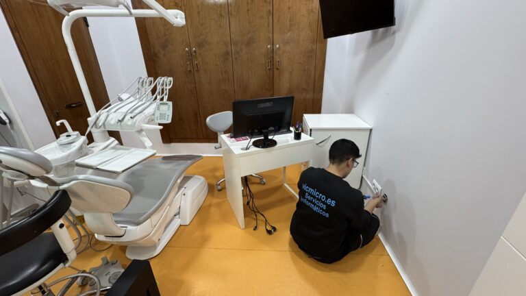 Instalación de red de Vic Micro en un gabinete de una clínica dental